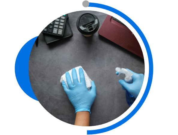 Reinigung mit Handschuhen und Sprühflasche