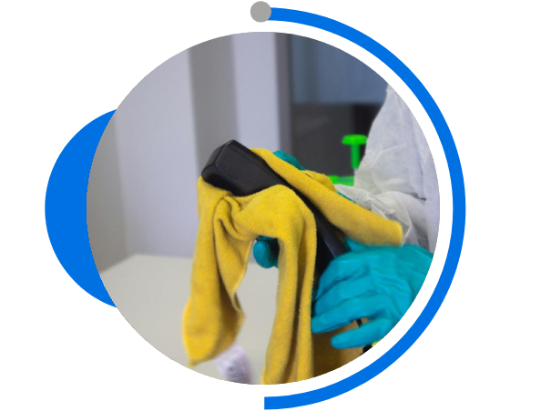 Reinigungsarbeiten mit gelbem Tuch